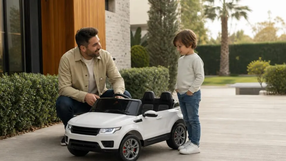 Ebeveyn gözetiminde bahçedeki 12V çocuk akülü arabasının kullanım alanını değerlendiren aile